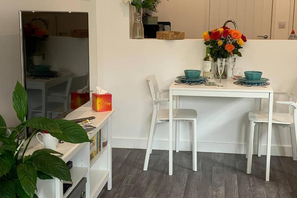 Bournemouth Nr Town Beach Train Coach Shops Lovely Entire Apartment Allows Quiet Good Dogs Exterior photo